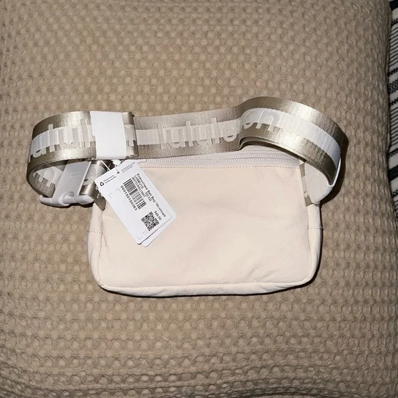 Lululemon Everywhere Belt Bag 1L Wordmark - Picture 6 of 8